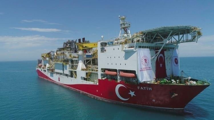 <p>Güney Kore'de 2011'de inşa edilerek denize indirilen Fatih sondaj gemisi, 6. nesil teknolojiyle çalışmalarını sürdürüyor. Gemi, 229 metre uzunluğunda, 36 metre genişliğinde ve 51 bin 283 groston ağırlığa sahip. Fatih'in 12 bin 200 metre derinlikte ve çok yüksek basınç altında dahi deniz sondajı yapabilme kabiliyeti bulunuyor.</p>
<p> </p>