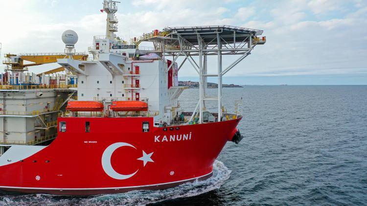 <p><strong> KANUNİ SONDAJ GEMİSİ-</strong></p>

<p> </p>

<p>Türkiye'nin üçüncü sondaj gemisi olan Kanuni, 2020 başında filoya dahil oldu. 2012'de inşa edilen gemi 227 metre uzunluğa ve 42 metre genişliğe sahip. </p>

