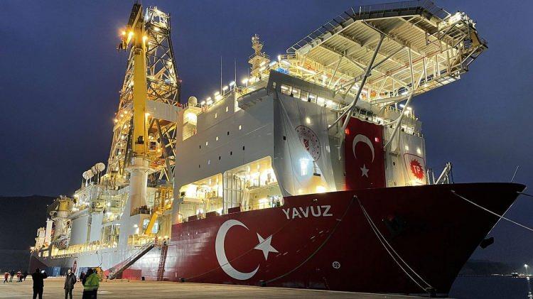 <p><strong> YAVUZ SONDAJ GEMİSİ-</strong></p>
<p> </p>
<p>Yavuz sondaj gemisi 2011'de yapımının tamamlanmasının ardından Tanzanya, Kenya, Malezya ve Filipinler başta olmak üzere farklı ülkelerde görev aldı. Türkiye'nin ikinci sondaj gemisi Yavuz, TPAO tarafından 2018'de satın alınarak envantere katıldı.</p>