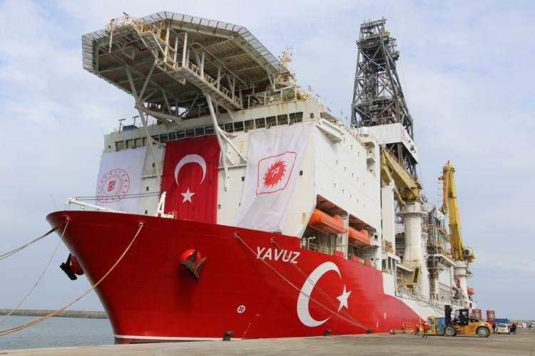 <p>Yaklaşık 230 metre uzunluğa ve 36 metre genişliğe sahip gemi, deniz seviyesinden yaklaşık 103 metre yükseklikte sondaj kulesine sahip. 12 bin 200 metre derinliğe kadar çok yüksek basınç altında dahi sondaj yapabilen gemi, dinamik pozisyonlama sistemiyle 6 metreye ulaşan dalgalarda sondaja devam edebiliyor. </p>