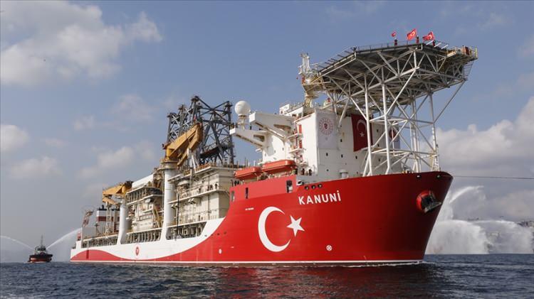 <p>Kanuni, Filyos Limanı'ndaki kule montajı, deniz seyir testi, sondaj ekipmanlarının montajı ve kuyu dibi emniyet sistemi bakım işlerinin tamamlanmasının ardından Sakarya Gaz Sahası'ndaki görevine başladı.</p>
<p> </p>