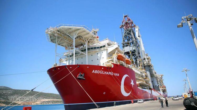 <p>Güney Kore'deki Okpo Limanı'ndan 7 Mart 2022'de yola çıkan gemi, Mayıs 2022'de Mersin'in Taşucu Limanı'na ulaştı. Yedinci nesil üstün teknolojiye sahip 238 metre uzunluğunda ve 42 metre genişliğinde olan geminin kule yüksekliği 104 metre.</p>