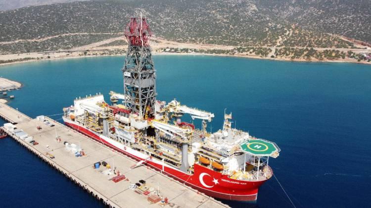 <p>Aktif konumlandırma sistemi bulunan 200 mürettebat kapasiteli gemi, kontroller ve boyama çalışması gibi sondaja hazırlık süreci için yaklaşık 2 ay limanda kaldı. 12 bin 200 metre derinlikte sondaj yapabilen gemi, teknik donanımı ve fiziki özellikleriyle filonun "en güçlüsü" olarak görev yapıyor.</p>
<p> </p>