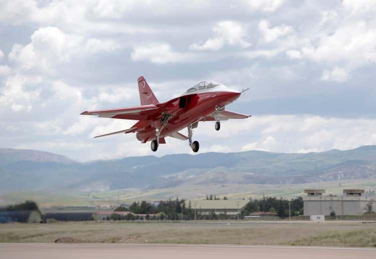 <p>Türk Havacılık Uzay Sanayii Genel Müdürü Dr. Mehmet Demiroğlu yaptığı açıklamada "HÜRJET, modern aviyonik ve yüksek performans özelliklerinin yanı sıra tek motorlu, tandem koltuk konfigürasyonunda mükemmel bir performans sunarak modern pilot eğitiminde kritik bir rol oynuyor. Bu Mutabakat Anlaşmasının tüm ilgili taraflara büyük başarı getireceğine inanıyoruz." dedi.</p>
