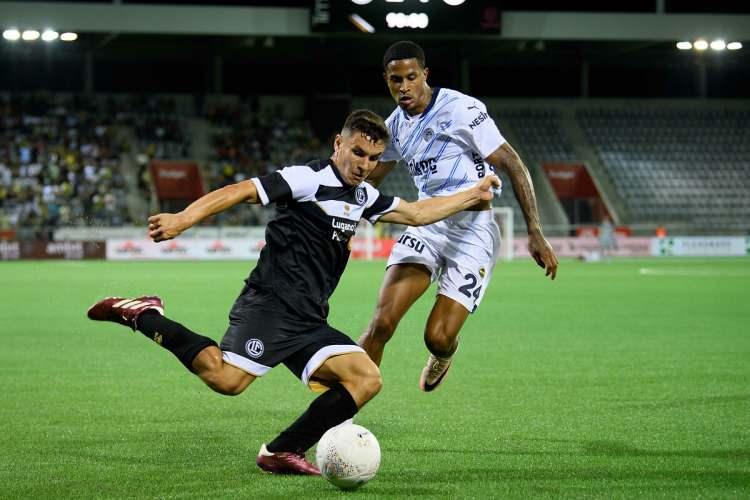 <p>Sarı-lacivertliler, sahadan 4-3'lük skorla galip ayrılmayı başardı ve rövanş öncesi avantaj yakaladı.</p>
