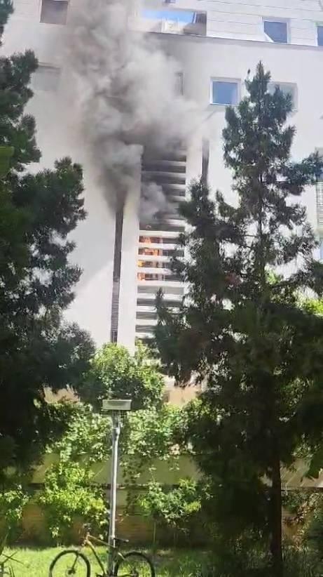 <p>Bir başka apartman sakini Meltem Güzelbayır ise, <strong>“Biz havuzdaydık, bir patlama sesi geldi. Camlar kırıldı, bir ateş gördük. Galiba klimanın motoru patlamış. Doğal olarak da evin her yerini etkiledi. Kimsa yaralanmadı ama korktuk” </strong>şeklinde konuştu.</p>