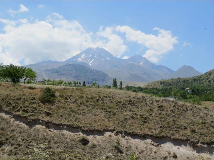 <p>Erciyes Dağı'nın, çok büyük patlamalı püskürmeler içeren uzun püskürme geçmişi ve Holosen döneminde gerçekleşen patlamalar, Erciyes Dağı'nın muhtemelen aktif bir sistem olarak kabul edilmesi gerektiğini gösterir. Volkanik tehlikeler açısından bakıldığında, gelecekte olabilecek faaliyetlere ilişkin en olası senaryolar, Karagüllü, Perikartın ve Dikkartın domları ile ilişkilendirilen, riyodasitik patlamalı-ekstrüzif püskürmelerle ilintilidir. Lav akıntıları, geniş bölgelere yayılabilecek tefra yağışları, piroklastik akıntılar ve laharlar olası volkanik tehlike senaryoları içindedir.</p>
