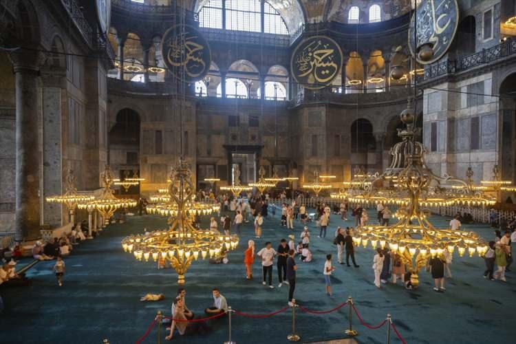 <p>İstanbul Müftü Yardımcısı Ahmet Aktürkoğlu, AA muhabirine, Ayasofya-i Kebir Cami-i Şerifi'nin İstanbul'un fethinin en önemli sembollerinden birisi olduğunu söyledi.</p>

<p> </p>
