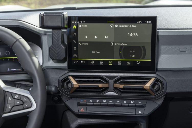 <p>Renault Duster, Renault'nun 2027'e kadar Türkiye satışlarının üçte birini elektrikli ve elektrik destekli modellerle oluşturma hedefine aktif bir katkı sağlayacak.</p>
