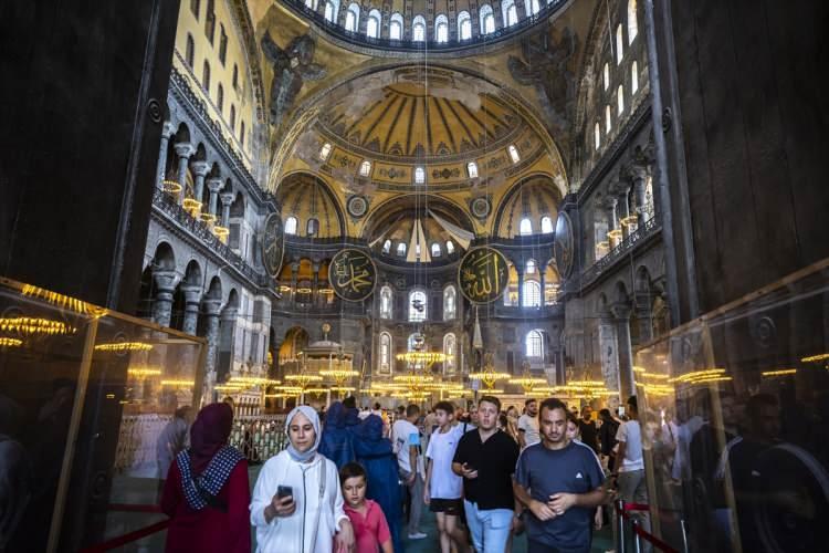 <p>Aktürkoğlu, Ayasofya-i Kebir Cami-i Şerifi'nde günlük namaz vakitlerinin dışında İstanbul Müftülüğüne bağlı çeşitli etkinlikler de yapıldığını aktararak, şöyle devam etti:</p>

<p><em><strong>"Örneğin; Ayasofya derslerimiz var, cumartesi ve pazar günleri özellikle Sahih-i Buhari dersleri, irşat dersleri, irfan dersleri, bunun haricinde kandil gecelerinde icra ettiğimiz özel programlar ve özellikle Kur'an kurslarımızda yetişen hafızlarımızın icazet merasimlerini de Milli Eğitim Bakanlığıyla ortak yürüttüğümüz hafızlık projesinin icazet merasimlerini de Ayasofya'da yapmaktayız. Yılda iki defa icazet merasimini Ayasofya'da yapıyoruz."</strong></em></p>
