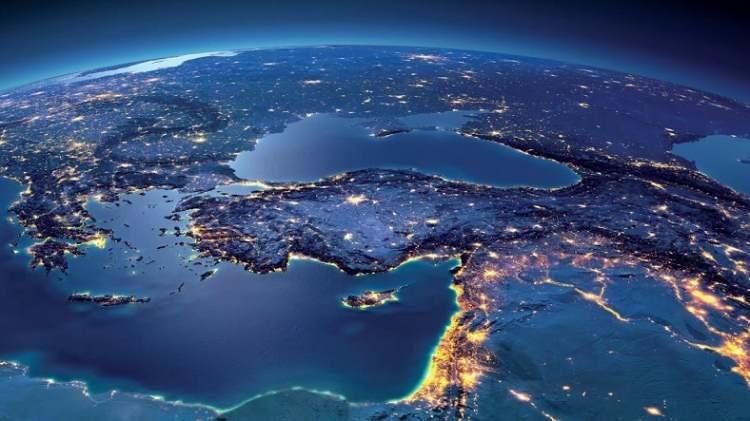 <p>Tuerkner, Türkiye'deki 7 yılında özel sektörün ekonomik zorluklardan doğal afetlere kadar her türlü krize verdiği tepkiyi deneyimleme ayrıcalığına sahip olduğunu anlattı.<br />
 </p>

<p>Bu dönemde küresel ve yerel zorluklarla ekonomik kırılganlıkların arttığını ve yapısal reformlara ihtiyacın daha kritik hale geldiğini belirten Tuerkner, "Ancak geçtiğimiz yıl boyunca, ekonomide ortodoks bir politikaya dönüş yönünde pek çok olumlu adıma ve Türkiye'nin potansiyeline yönelik yatırımcı güveninde güçlü iyileşme işaretlerine tanık olduk. Bu durum derecelendirme kuruluşları tarafından da kabul edildi. Bizim ve ekonomik istikrar için önemli olan ortodoks politikalara dönüşün devam etmesidir. Şu an itibarıyla bu yolda bir değişiklik işareti görmüyoruz." diye konuştu</p>
