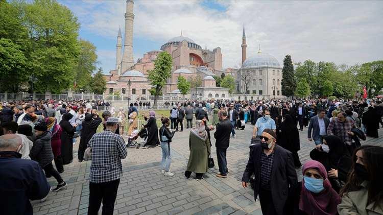 <p>Megakent'i, nüfusu 269 bin 804 kişi artması beklenen <strong>Antalya</strong> izleyecek. Antalya'nın nüfusu 2 milyon 696 bin 249'dan 2 milyon 966 bin 53'e yükselecek.</p>