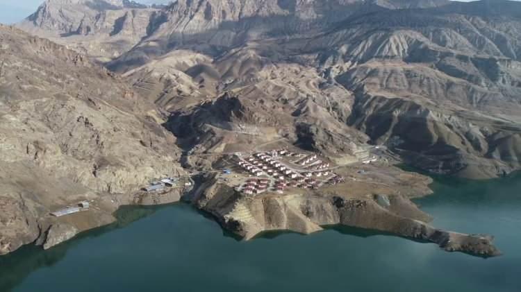 <p>Artvin'in Yusufeli ilçesinde Çoruh Nehri üzerine projelendirilip, temeli 26 Şubat 2013'te atılan, 275 metre gövde yüksekliğiyle Türkiye'nin en yüksek, dünyanın 5'inci en yüksek barajı olan Yusufeli Barajı ile hidroelektrik santrali (HES) inşası tamamlandı.</p>