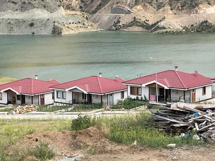 <p> 22 Kasım 2022'de su tutmaya başlayan baraj, Yusufeli ilçe merkezi ile Yeniköy, Tekkale, Irmakyanı, Çeltikdüzü, Çevreli, İşhan ve Meşecik köylerini, sular altında bıraktı. </p>