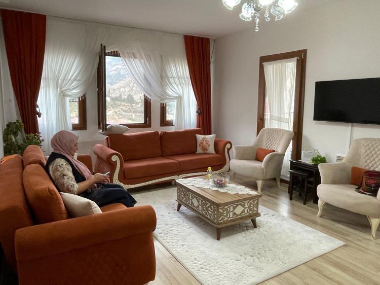 <p>153 yıllık tarihinde 7'nci kez taşınan ilçede, barajda türbinlerin dönmesiyle enerji üretimi başlarken, su tutma sürecinde, sulara gömüleceği için oluşturulan yeni yerleşim alanlarına taşınan esnaf ve halk ise yaklaşık 2 yıl önce göç ettikleri, modern evlerin inşa edildiği yeni yerleşim yerlerindeki yaşamlarına adapte oldu.</p>
<p> </p>