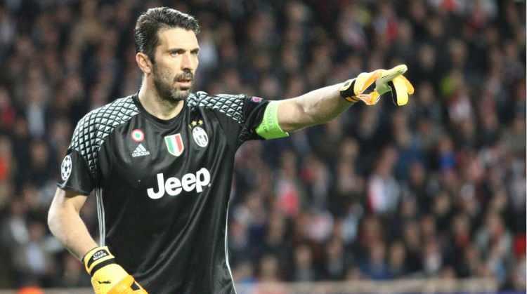 <p><span style="color:#B22222"><strong>25. Gianluigi Buffon</strong></span></p>

<p><strong>Önemli başarılar:</strong> FIFA Dünya Kupası şampiyonu, FIFA Dünya Kupası Altın Eldiven Ödülü (2006), 10 kez Serie A şampiyonu, altı kez Coppa Italia şampiyonu, 13 kez Serie A Yılın Kalecisi ödülü, Serie A'da en çok maça çıktı, İtalya için en çok maça çıktı, iki kez UEFA Yılın Kalecisi kazandı</p>

<p>Tılsımlı kaleci 28 yıllık bir kariyere sahipti ve kupa dolu bir kariyerin ardından tartışmasız pozisyonunun en büyük oyuncusu. 39 yaşında UEFA Yılın Kalecisi seçilmesi, yaşlanmayan klasının bir kanıtıdır.</p>
