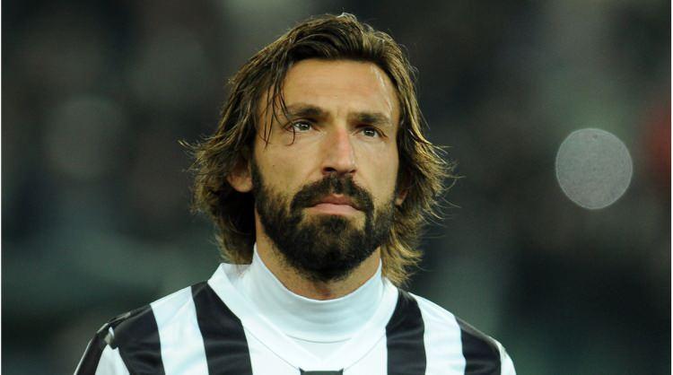 <p><span style="color:#B22222"><strong>21. Andrea Pirlo</strong></span></p>
<p><strong>Önemli başarılar:</strong> FIFA Dünya Kupası şampiyonu, iki kez UEFA Şampiyonlar Ligi şampiyonu, altı kez Serie A galibi, üç kez Serie A Yılın Futbolcusu</p>
<p>İtalyan maestronun oyun üzerindeki etkisi o kadar büyüktü ki, "Pirlo rolü", adaşının mükemmelleştirdiği, takım arkadaşlarına mükemmel paslar attığı, adını oyunu oynamış en iyi orta saha oyuncuları arasına kazıyan bir umursamazlık ve teknikle seçtiği pozisyon olarak dünya çapında tanındı.</p>