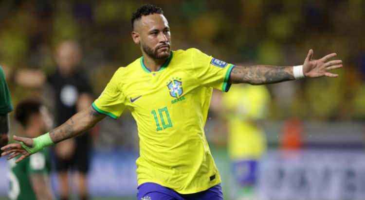 <p><span style="color:#B22222"><strong>20. Neymar</strong></span></p>

<p>Önemli başarılar: UEFA Şampiyonlar Ligi şampiyonu, iki kez LaLiga şampiyonu, beş kez Ligue 1 şampiyonu, FIFA Puskas Ödülü (2011), Brezilya'nın tüm zamanların en çok gol atan oyuncusu</p>

<p>Çocuk prens hiçbir zaman tam olarak oyunun kralı haline gelmedi; Her zaman bir hedef olarak görülen Dünyada Yılın Oyuncusu ödülünün zor olduğu kanıtlandı ve henüz ülkesiyle büyük bir şampiyonluk kazanmadı. Neymar ayrıca maskaralıklar ve aşırı dalış ile de yaygın olarak ilişkilidir. Ancak kariyerini tam bir hayal kırıklığı olarak yazmak akıllıca olmaz. Brezilya için herkesten daha fazla gol attı -- büyük bir başarı -- ve özellikle Barcelona'da geçirdiği süre boyunca olağanüstü sihir anları üretti. Ve daha yazılacak bölümler var. </p>
