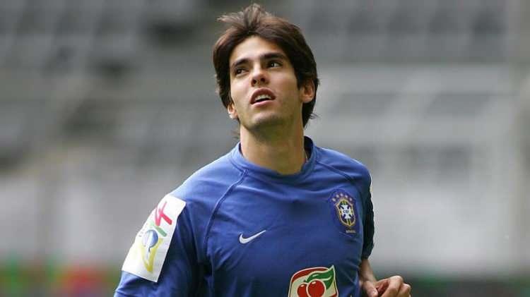 <p><span style="color:#B22222"><strong>19. Kaká</strong></span></p>

<p>Önemli başarılar: FIFA Dünya Kupası şampiyonu, Ballon d'Or kazananı, UEFA Şampiyonlar Ligi kazananı, FIFA Dünyada Yılın Oyuncusu (2007), LaLiga kazananı, Serie A kazananı</p>

<p>Dünyada Yılın Oyuncusu seçilen son Brezilyalı, önde gelen bir mühendisin oğlu ve Kaká'nın kariyerini metodik bir hassasiyetle inşa ettiği söylenebilir. Kaká, 2003'ten 2009'a kadar AC Milan'daki ilk büyüsünde en iyisiydi ve birkaç fırfırtı, fiske ve hile ile ancak bir hızlanma patlaması, sürekli güç, vizyon ve gol gözü ile ofansif bir orta saha oyuncusu olarak mükemmelleşti.</p>
