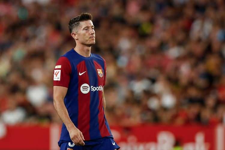 <p><span style="color:#B22222"><strong>18. Robert Lewandowski</strong></span></p>
<p>Önemli başarılar: UEFA Şampiyonlar Ligi şampiyonu, 10 kez Bundesliga şampiyonu, LaLiga şampiyonu, iki kez Dünyada Yılın Futbolcusu, iki kez Ballon d'Or Yılın Forvet Oyuncusu, UEFA Yılın Oyuncusu, yedi kez Bundesliga gol kralı, 83 uluslararası gol (Polonyalı bir oyuncu için en çok, herhangi bir Avrupalı erkek için en çok dördüncü)</p>