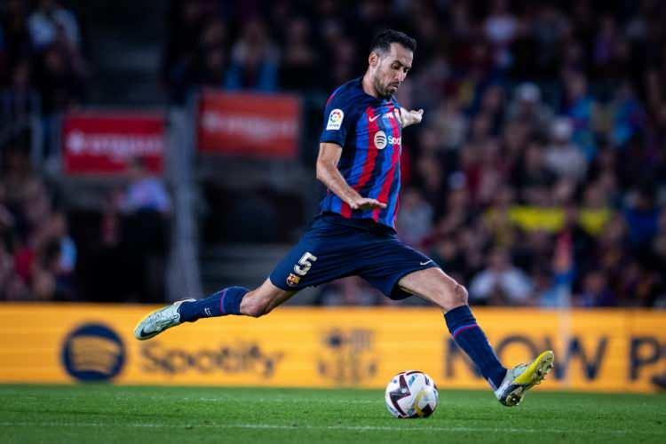 <p><span style="color:#B22222"><strong>17. Sergio Busquets</strong></span></p>

<p>Önemli başarılar: FIFA Dünya Kupası şampiyonu, dokuz kez LaLiga şampiyonu, üç kez Şampiyonlar Ligi şampiyonu, üç kez Dünya Kulüpler Kupası şampiyonu, UEFA Avrupa Şampiyonası galibi</p>

<p>Busquets'in rolünü ve önemini eski İspanya teknik direktörü Vicente del Bosque'den daha iyi kimse özetleyemezdi. "Maçı izliyorsunuz, Busquets'i görmüyorsunuz" dedi. "Ama Busquets'i izlerseniz, oyunun tamamını görürsünüz." Takım arkadaşları Andrés Iniesta, Xavi Hernández ve Lionel Messi alkışları alırken, hepsi Busquets ortasahanın dibinde temizlik yapıp atakları başlatmadan başarılarının mümkün olmayacağını söyleyecekti.</p>
