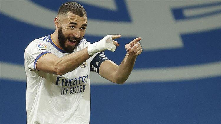 <p><span style="color:#B22222"><strong>16. Karim Benzema</strong></span></p>

<p>Önemli başarılar: Dört kez LaLiga şampiyonu, beş kez Şampiyonlar Ligi şampiyonu, dört kez Ligue 1 galibi, üç kez Copa del Rey galibi, beş kez Kulüpler Dünya Kupası galibi, Ballon d'Or galibi, UEFA Uluslar Ligi galibi</p>

<p>2005 yılında 17 yaşında kariyerine başladığında Lyon'da bir dahi olmaktan, 2002'de 21 yaşında Real Madrid'e katılmaya, ardından dünyanın en iyi oyuncusu olmaya ve neredeyse 20 yıl sonra 2022'de Ballon d'Or'u kazanmaya kadar, Benzema kariyerinde çok şey yaşadı. Zaman zaman kale önündeki verimsizliği nedeniyle eleştirildi, ancak harika bir takım oyuncusu oldu ve Cristiano Ronaldo'nun parlamasına ve Real Madrid'in kupalar kazanmasına yardımcı oldu ve CR7'nin 2019 yazında ayrılmasından sonra süperstar oldu. 2019'dan 2023'e kadar olan beş sezonda 30, 27, 30, 44 ve 31 gol attı ve bu dönemde de toplam 51 asist ekledi. Durdurulamazdı ve en iyi futbolunu 30 yaşın üzerindeyken üretti.</p>
