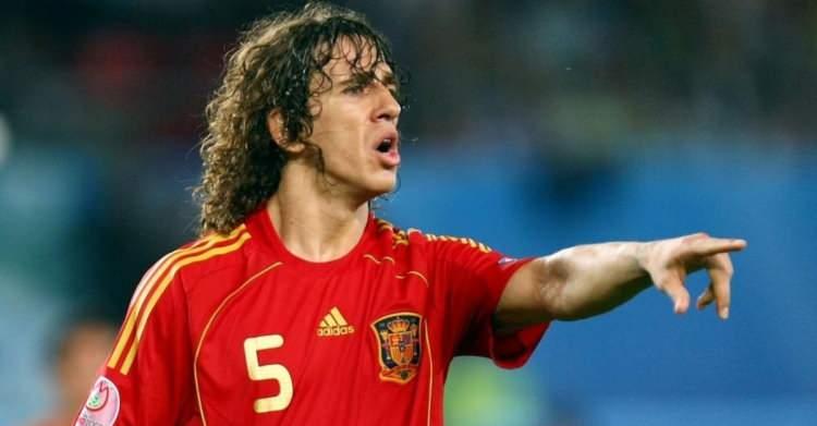 <p><span style="color:#B22222"><strong>15. Carles Puyol</strong></span></p>
<p>Önemli başarılar: FIFA Dünya Kupası galibi, altı kez LaLiga şampiyonu, üç kez Şampiyonlar Ligi şampiyonu, iki kez Kulüpler Dünya Kupası galibi, UEFA Avrupa Şampiyonası galibi</p>
<p>Puyol golleriyle tanınmıyordu. İspanya formasıyla çıktığı 100 maçta üç gol attı. Bir stoper olarak en güçlü yanı onları dışarıda tutmaktı. Yine de attığı üç golden biri, İspanyol futbol tarihinin en önemli gollerinden biriydi. Bir kornerde en yükseğe tırmanan oyuncu, 73. dakikada Manuel Neuer'i geçerek kafa vuruşunu yaptı ve İspanya'nın 2010 Dünya Kupası yarı finalinde Almanya'yı 1-0 yenmesini sağladı. Puyol'un kariyerini karakterize eden gücü, arzuyu ve bağlılığı gösteren bir hedefti. İspanya, tarihinde ilk ve tek kez Dünya Kupası'nı kazandı.</p>