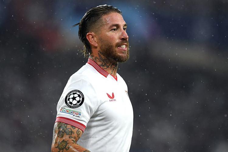 <p><span style="color:#B22222"><strong>14. Sergio Ramos</strong></span></p>
<p>Önemli başarılar: Dünya Kupası galibi, iki kez Avrupa Şampiyonası galibi, dört kez Şampiyonlar Ligi galibi, beş kez LaLiga galibi, 11 kez FIFPRO Dünya 11 adayı</p>
<p>Real Madrid taraftarlarından en sevdikleri Sergio Ramos anını seçmelerini isteyin ve tereddüt etmeyecekler: 2014 Şampiyonlar Ligi finali, 93. dakika ve kulüp tarihinin en önemli golü. Real Madrid, kulüp futbolunun en büyük sahnesinde ezeli rakibi Atletico Madrid'e yenilmekten saniyeler uzaktaydı, ta ki Ramos'un kafa vuruşu ağları bulup durumu 1-1'e getirene ve uzatmaları zorlayana kadar. Real Madrid maçı kazandı, 12 yıl sonra ilk Avrupa Kupası'nı aldı ve benzersiz bir başarı çağını başlattı.</p>
