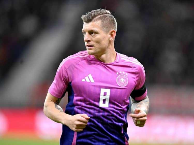 <p><span style="color:#B22222"><strong>13. Toni Kroos</strong></span></p>
<p>Toni Kroos'un süper gücü mü? Topu herkesten daha iyi, daha doğru ve daha sık pas vermek. Kroos, LaLiga'da geçirdiği 10 yılda 20.780 pas yaparak diğer tüm oyunculardan daha fazla pas yaptı ve %93.6 ile ligin en yüksek tamamlama oranını (5.000'den fazla dakika oynayanlar arasında) yakaladı. Gol atmak veya top sürmek kadar heyecan verici olmayabilir, ancak son on yılda Real Madrid'in tüm zamanların en iyi orta sahasının temposunu belirleyen bir adam varsa, o da her seferinde bir pas veren Kroos'du.</p>