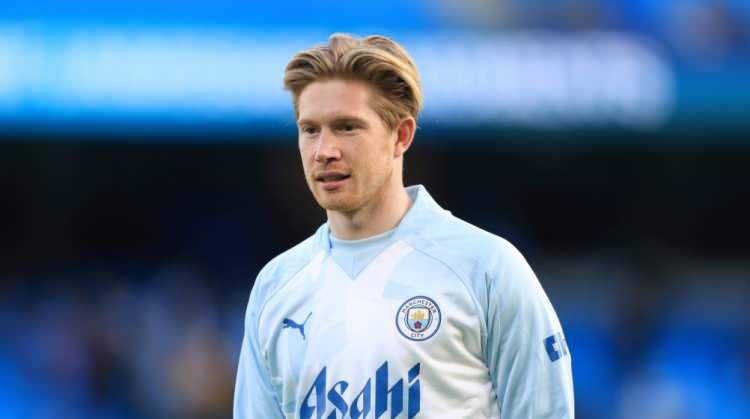 <p><span style="color:#B22222"><strong>12. Kevin De Bruyne</strong></span></p>
<p>Önemli başarılar: Üç kez sezonun lig oyuncusu (iki kez Premier Lig'de, bir kez Bundesliga'da), Şampiyonlar Ligi galibi, altı kez Premier Lig şampiyonu, yedi kez FA Cup veya EFL Cup şampiyonu</p>
<p>De Bruyne, Premier Lig tarihinin en istikrarlı parlak takımında en tutarlı şekilde en parlak hücum oyuncusu oldu. Chelsea'de sinir bozucu bir erken deneyimden sonra De Bruyne, Wolfsburg'da bir sezonda tüm müsabakalarda 16 gol ve 23 asist için patladı, Manchester City'ye taşındı ve bir geçiş yılının ardından Pep Guardiola döneminin ana dişlisi oldu.</p>