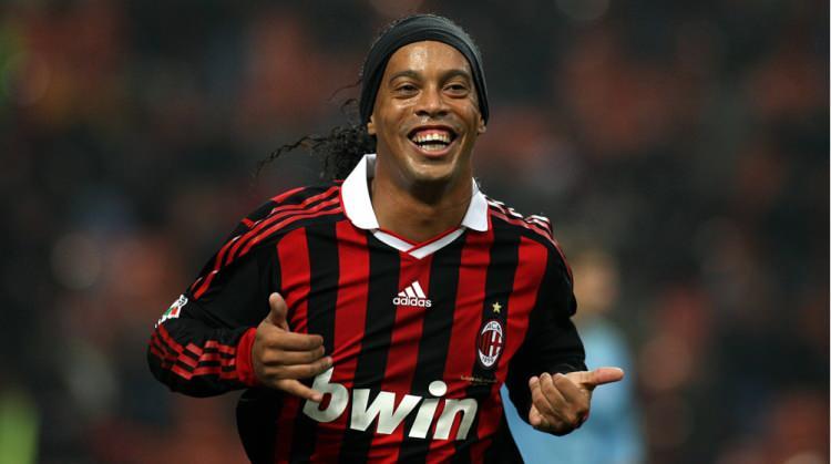 <p><span style="color:#B22222"><strong>10. Ronaldinho</strong></span></p>
<p><strong>Önemli başarılar:</strong> FIFA Dünya Kupası şampiyonu, Ballon d'Or kazananı, Copa América kazananı, iki kez FIFA Dünyada Yılın Oyuncusu, iki kez LaLiga kazananı</p>
<p>Uzun ömürlülük, tüm zamanların en iyisini tanımlamada bir faktör olmasaydı, o zaman Ronaldinho, Barcelona'daki ilk üç yılında kesinlikle başarıları için bir aday olurdu. 2003'ten 2006'ya kadar futbolda daha iyi bir gösteri yoktu. Küresel oyun tarihinde çok az yetenekli oyuncu vardı ve çok kısa bir süre için Ronaldinho, kendi başarılarına duyduğu çocuksu neşeyle büyüledi ve pek çok kişiye neden ilk etapta spora aşık olduklarını hatırlattı.</p>
<p> </p>
