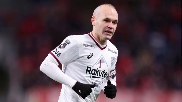 <p><span style="color:#B22222"><strong>7. Andrés Iniesta</strong></span></p>
<p>Önemli başarılar: Dünya Kupası galibi, iki kez Avrupa Şampiyonası galibi, dört kez Şampiyonlar Ligi galibi, dokuz kez LaLiga galibi, Ballon d'Or ikincisi</p>
<p>11 Temmuz 2010'da Iniesta, İspanyol futbolunu sonsuza dek değiştirdi. Güney Afrika'nın Johannesburg kentinde oynanan Dünya Kupası finalinin 116. dakikasında -0-0 eşitlik berabere biten ve uzatmalara giden maçın ardından- Iniesta, ceza sahası içinde Cesc Fabregas'tan bir pas aldı ve Hollanda kalecisi Maarten Stekelenburg'u geçerek seken topu soğukkanlı bir şekilde uzaklaştırdı. İşaret öforisi. İspanya maçı 1-0 kazanarak Dünya Kupası'nı ilk ve tek kez kaldırdı ve Iniesta bir anda ülkenin en popüler adamı oldu.</p>