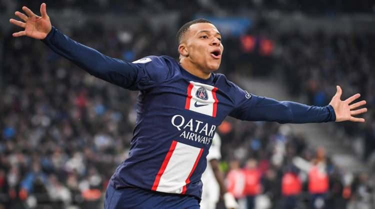 <p><span style="color:#B22222"><strong>6. Kylian Mbappé</strong></span></p>
<p>Önemli başarılar: Dünya Kupası şampiyonu, yedi kez Ligue 1 galibi, dört kez Fransa Kupası galibi</p>
<p>Muhtemelen şu anda dünyanın en iyi futbolcusu olan Mbappé, bir dahinin yolunu izledi. İlk profesyonel maçına 16 yaşında çıktı, ilk golünü 17 yaşında attı, 18 yaşında Fransa için oynadı ve 19 yaşında Dünya Kupası'nı kazandı! Bu yaz Paris Saint-Germain'den Real Madrid'e taşınması onu yeni zirvelere taşıyacak ve Lionel Messi ve Cristiano Ronaldo'nun varisi olarak statüsünü daha da güçlendirecek.</p>