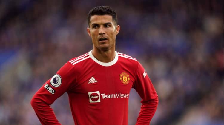 <p><span style="color:#B22222"><strong>2. Cristiano Ronaldo</strong></span></p>
<p>Önemli başarılar: Beş kez Ballon d'Or kazananı, beş kez Şampiyonlar Ligi kazananı, üç kez Premier Lig kazananı, iki kez LaLiga kazananı, iki kez Serie A kazananı, çoğu erkek uluslararası gol rekoru (130)</p>
<p>Cristiano Ronaldo'nun hikayesi, son derece yetenekli bir sporcunun hikayesidir, ancak kazanma dürtüsü ve arzusuyla eşleşmiştir. Kariyeri en iyi kendi sözlerinden biriyle özetlenebilir: "En iyisi olduğuna inanmıyorsan, yapabileceğin her şeyi asla başaramazsın." Ronaldo, yirmi yılı aşkın bir süredir dünya futbolunun zirvesinde bu inancı gösterdi ve çoğu zaman bunun doğru olduğunu kanıtladı.</p>