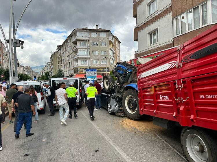 <p> Sivas istikametinden merkeze doğru ilerleyen S.A. yönetimindeki 60 BG 914 plakalı traktör iddiaya göre frenini boşalması nedeniyle duramadı.</p>
