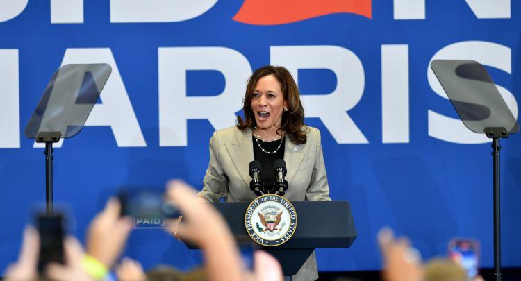 <p>Harris'e avantaj sağlayan faktörler arasında, birincil bir rakiple karşılaşmaması, şu ana kadar üçüncü parti adaylarından çok az tehdit gelmesi ve ekonominin kısa ve uzun vadede güçlü olması yer alıyor. </p>