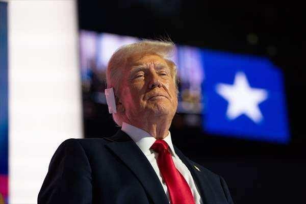 <p><span style="color:#B22222"><strong>ANKETLERDE TRUMP AZ FARKLA ÖNDE </strong></span></p>
<p>Son yapılan anketlere göre Donald Trump, 2 puan gibi az bir farkla yarışı Kamala Harris'in önünde götürüyor. Önemli eyaletlerdeki anketlere bakıldığında, Biden'ın Demokratik Parti'den ayrılmasıyla birlikte Trump ile Harris arasında da sıkı bir yarış var. </p>