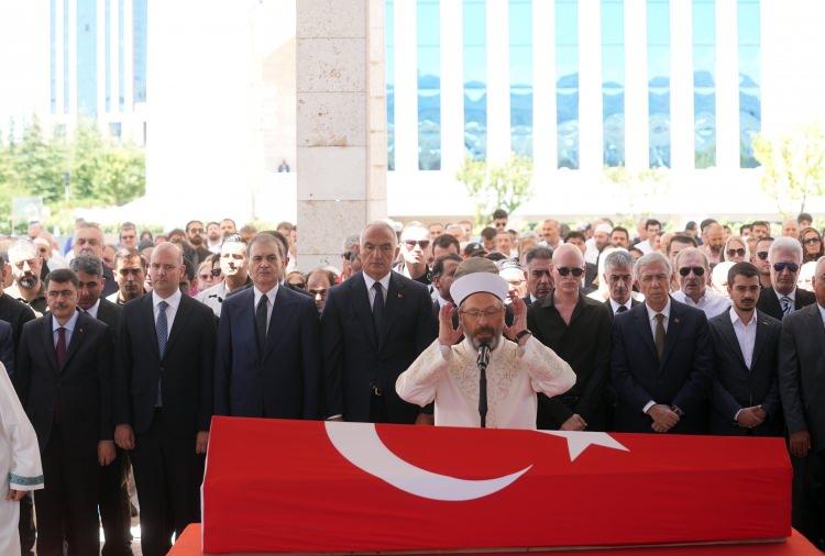 <p>Eski Devlet Tiyatroları Genel Müdürü Lemi Bilgin ve kültür ve sanat dünyasından çok sayıda ismin hazır bulunduğu törene, CHP Genel Başkanı Özgür Özel, İYİ Parti Genel Başkanı Müsavat Dervişoğlu, eski İYİ Parti Genel Başkanı Meral Akşener, Devlet Opera ve Balesi Genel Müdürü Tan Sağtürk çelenk gönderdi.</p>

<p> </p>
