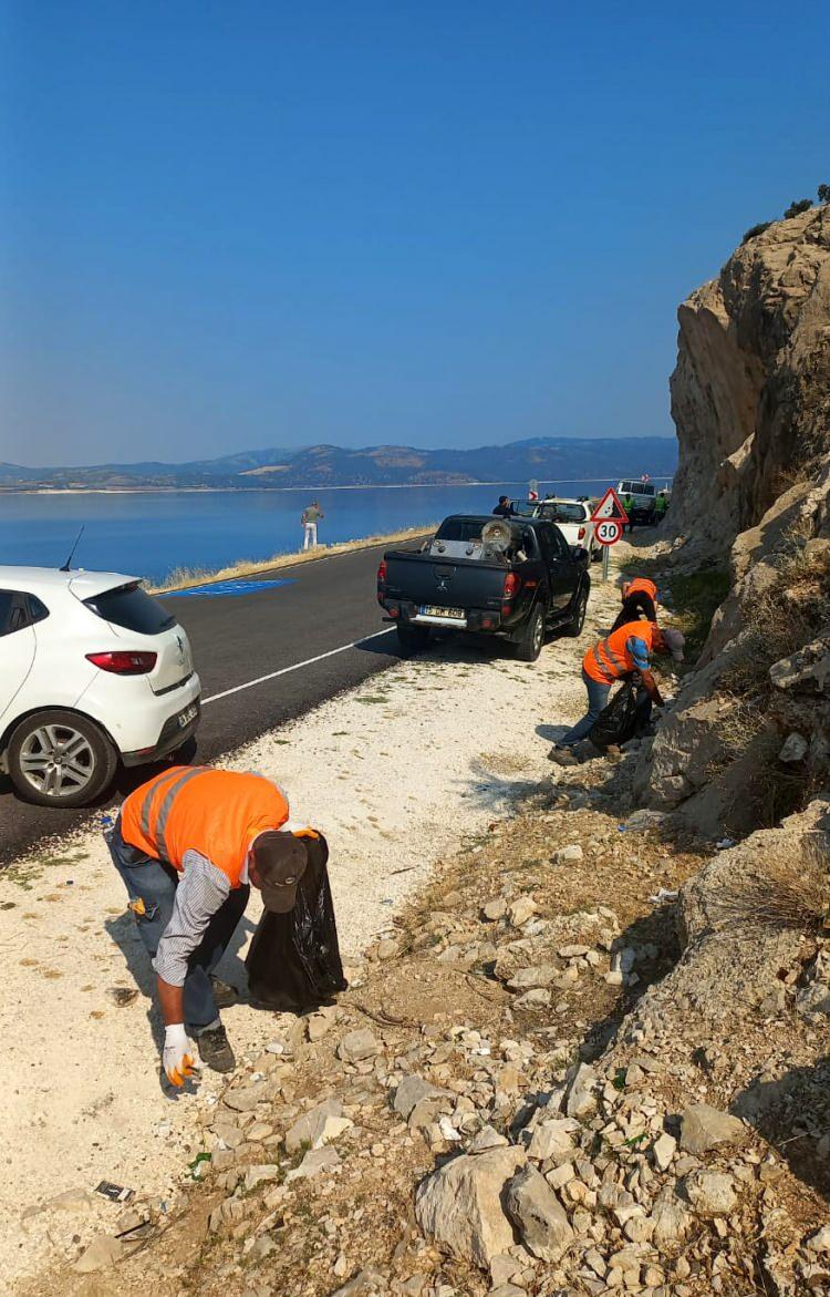 <p>Salda Gölü için koruma bilincinin geliştirilmesi ve yaygınlaştırılması amacıyla kurulan Salda Gölü Koruma Derneği yönetimi, son günlerde bazı bölgelerinde kuruma ile beyaz kumullar ve adacıklarında kararma tespit edilen ve yoğun insan faaliyetleri sebebiyle göl etrafındaki çöpler ile diğer zarar verici çeşitli unsurlara yönelik görüntü ve fotoğraf paylaşımlarıyla uyarıda bulundu.</p>
