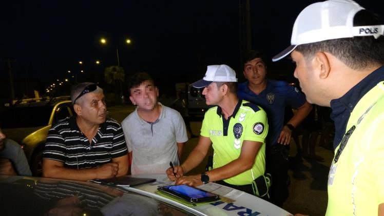 <p>Her iki aracın da hurdaya döndüğü kazada şans eseri yaralanan olmazken, kaza yapan araçların yol ortasında kalması nedeniyle yolda uzun araç kuyruğu oluştu.</p>