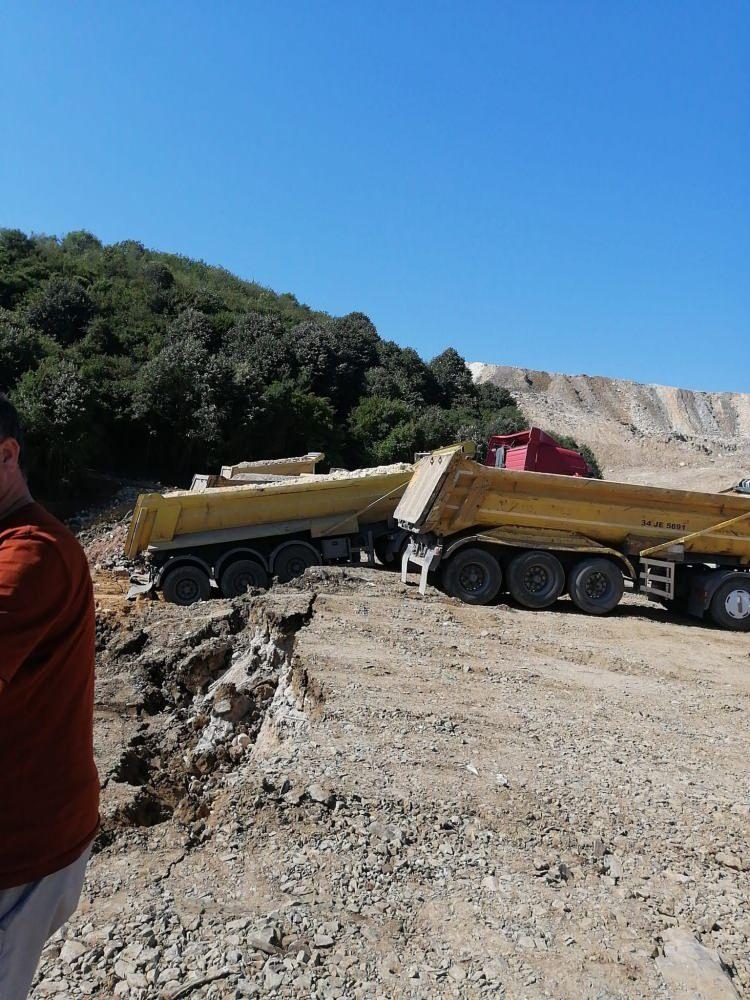 <p>Kamyon içerisinde bulunan şoförlerin kendilerini son anda araçtan dışarı attığı kazada şans eseri yaralanan olmadı.</p>

<p> </p>
