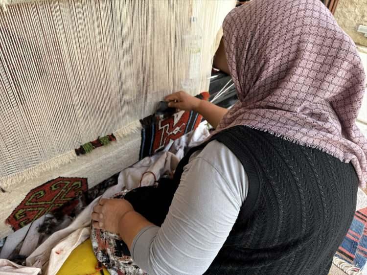 <p>Ailesine destek olmak için halı dokumaya başlayan Sarı, <em><strong>"Küçük yaşlarda ilçemizde her evde bir halı tezgahı bulunurdu. Herkes orada bu işi öğrenirdi. Yapılan halı ve kilimleri satarak geçimimiz sağlardık. Sonraları azaldı dokuma işi ancak bize meslek olarak kaldı. İyi ki annemiz bize bu işin inceliklerini öğretmiş."</strong></em> dedi.</p>

<p> </p>
