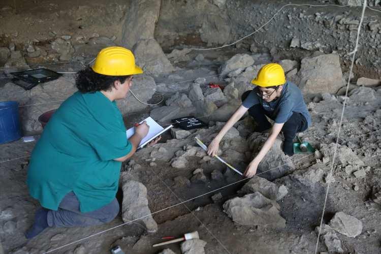 <p>Erek, bu yılki kazılarda 11'inci arkeolojik seviyede olduklarına işaret ederek, buldukları mezarın 14 bin 500 yıl öncesine ait olduğunu değerlendirdiklerini ifade etti.</p>
