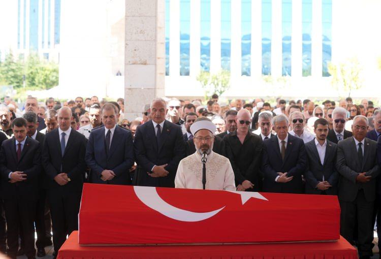 <p>Işık'ın cenaze namazını Diyanet İşleri Başkanı Ali Erbaş kıldırdı. Kenan Işık'ın 10 yıldır komada olduğunu hatırlatan Erbaş, <strong><em>"Cenabıhak, yaşamış olduğu bu süreçte çektiği sıkıntıları seyyiatının hasenata tebdiline vesile eylesin. Biz kendisini tanıyoruz, çok iyi bir insan, çoluğunu çocuğunu en güzel şekilde yetiştirmeye çalışan bir kardeşimizdi. Örnek sanatçıydı."</em></strong> dedi.</p>
