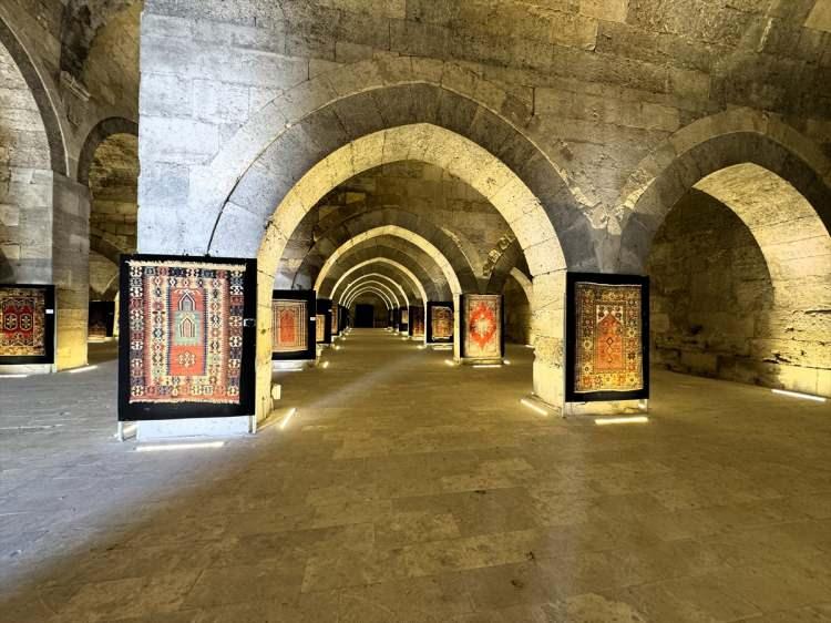 <p>Handaki orijinal halının İstanbul'da müzede sergilendiğini aktaran Sarı, <em><strong>"Belediye Başkanımız Fahri Solak, halımızın desenlerini çizdirerek, bizden aynı halıyı yapmamızı istedi. Bizler de 4 kadın yaklaşık 40 gündür Selçuklu halısını yapmak için çalışıyoruz. Bitirdiğimizde halımız Sultanhanı Kervansarayı'nda kalacak ve gelen ziyaretçiler halıyı görebilecek. 5 metre uzunluğunda 3,5 metre genişliğindeki halıyı kök boyalarla boyanmış iplerle dokuyoruz. Halı dokuma geleneğinin son temsilcileriyiz. Şimdiki gençler pek meraklı değil bu işe. Kadınların çalışarak aile bütçelerine katkı olması çok önemli. Özellikle kadınlarımız meslek sahibi olsun." </strong></em>diye konuştu.</p>
