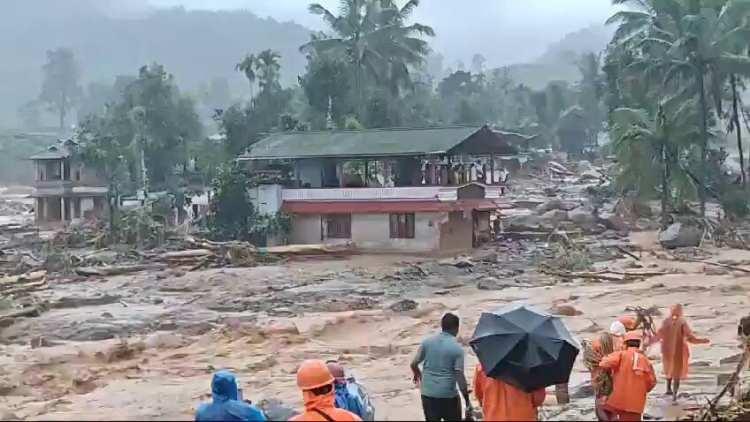 <p>Kerala Eyaleti Başbakanı Pinarayi Vijayan ile iletişime geçtiğini belirten Modi, afetle ilgili "mümkün olan her türlü yardım" konusunda destek vereceklerini kaydetti.</p>
