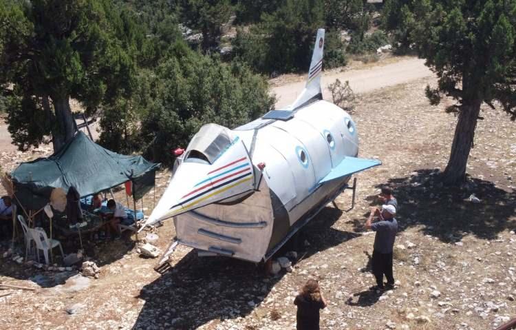 <p> İşinden kalan zamanlarda çalışmaya başlayan Atmaca, 6 ay sonunda kokpiti olan uçak görünümlü evini yaptı. Atmaca, çekici yardımı ile uçak evini ilçeye bağlı Sarıkaya köyüne götürerek yerleştirdi.</p>

<p> </p>
