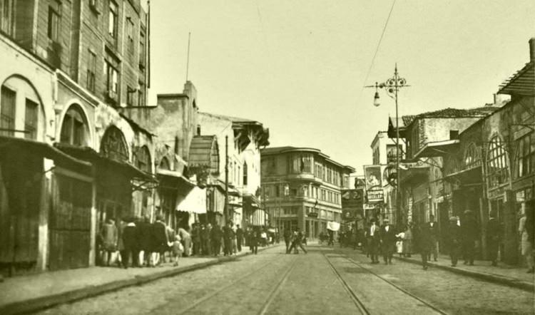 <p>1950'li yıllardan itibaren yükselen göç dalgası İstanbul'un kırsal alanlarını hedefledi. İstanbul'a bağlı pek çok köy yerleşimiyle kent arasındaki boşluklar doldu; köyler şehirle birleşip kentin birer mahallesi haline geldi. İstanbul’un mahalleye dönüşen köylerle ilgili 1930'lardan bugüne kadar Beyoğlu, Şişli, Kağıthane'de yaşananlar önemli bir veri kaynağı sunuyor. </p>
