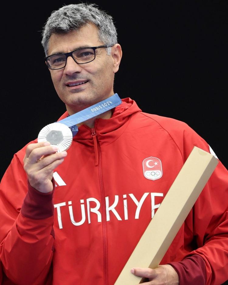 <p>Atıcılık müsabakalarında genelde sporcuların kullandığı lens, göz kapağı veya kulak koruması gibi teçhizat tercih etmeyen Yusuf Dikeç, atış sırasındaki duruşuyla Paris 2024’ün sosyal medyada en çok konuşulan isimi oldu.</p>
