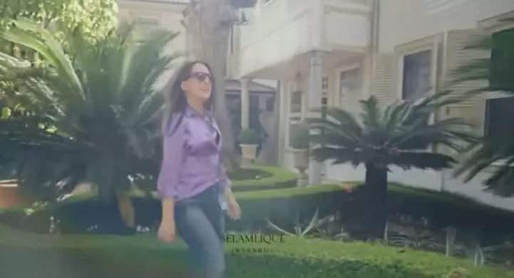 <p>Koç ailesinin yalısının bahçesinde lüks detaylar dikkat çekti. </p>